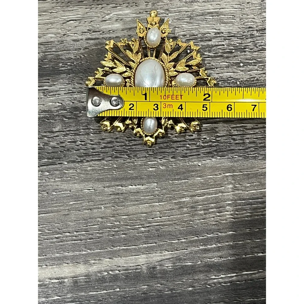Vintage Gold Tone Faux Pearl Brooch‎ Starburst Crest Design Mid Century